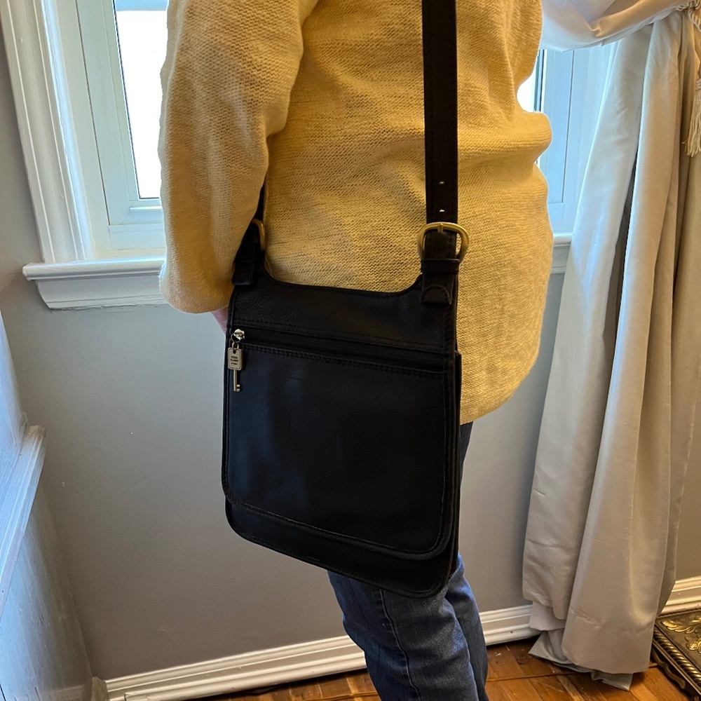 Fossil black leather shoulder bag.